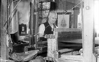This black and white image shows Willie Meikle, one of Kilbarchan’s last weavers, demonstrating how a loom works