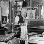 This black and white image shows Willie Meikle, one of Kilbarchan’s last weavers, demonstrating how a loom works